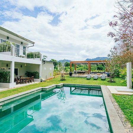 Isara Khao Lak Villa Bagian luar foto